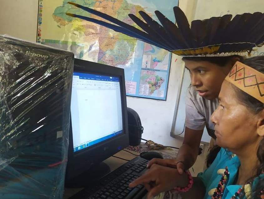 Índia idosa aprendendo a usar o computador